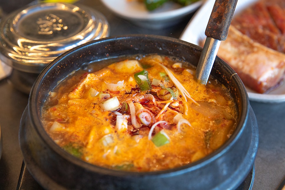 숯불에 구운 갈비와 함께 나오는 된장찌개